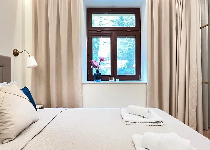 Secret Garden - Wonderful Centre - Ground Floor - Quiet Location Apartment