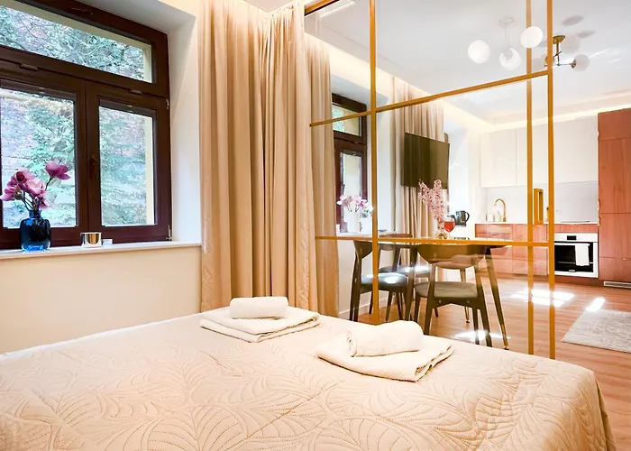 Secret Garden - Wonderful Centre - Ground Floor - Quiet Location Apartment *